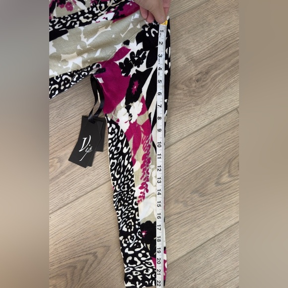 Women's Multicolor Patterned Top Petite. - Picture 9 of 11